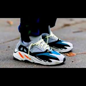 Yezzy 700 wave runners looks new WITHOUT BOX size us:8